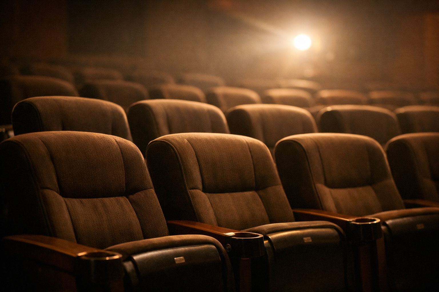 Detalle de butacas y proyección en una sala de cine