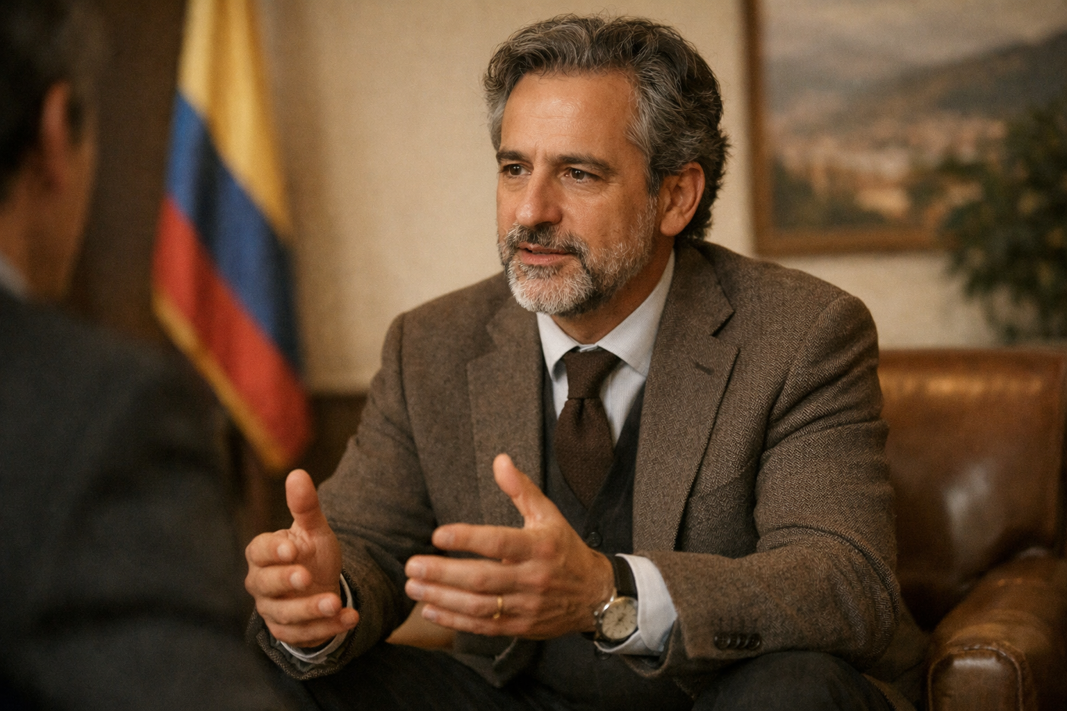 Retrato editorial sobrio de un investigador en conversación